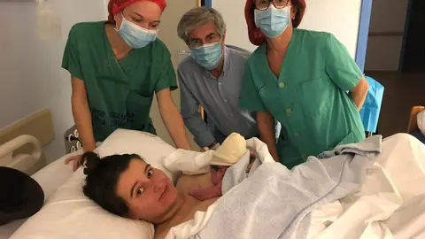 Amaia Sophia, el beb&eacute; n&uacute;mero 100 que nace en el paritorio verinense, con su madre Susmarina y, de izquierda a derecha, Sara Campo (matrona), Juan Pablo Garc&iacute;a (pediatra) y Sonia Rojo (enfermera).