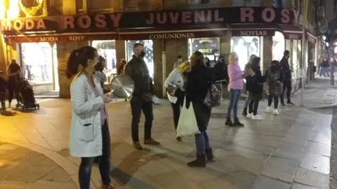 En el centro de Ver&iacute;n se oyeron y bien las cacerolas de la protesta. | FOTO: Xos&eacute; Lois Colmenero.