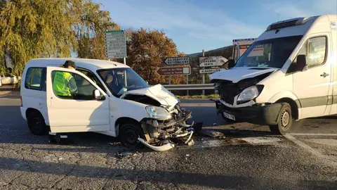 As&iacute; quedaron las dos furgonetas implicadas en el siniestro en la carretera de Cualedro. | FOTO: Guardia Civil de Tr&aacute;fico.