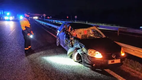 Estado en el que qued&oacute; el veh&iacute;culo protagonista de la colisi&oacute;n por alcance en Ri&oacute;s. | FOTO: Guardia Civil de Tr&aacute;fico.
