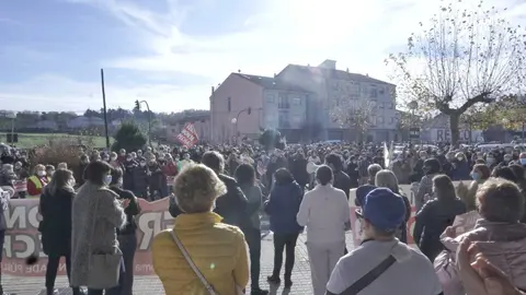 La concentraci&oacute;n en defensa del doctor Castrillo record&oacute; a los mejores momentos del "Ver&iacute;n non se pecha". | FOTO: Iv&aacute;n Iglesias.