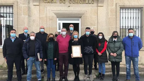 Corporaci&oacute;n de Castrelo do Val, familiares e amigos de Ra&uacute;l Fern&aacute;ndez, logo do pleno do seu nomeamento como fillo predilecto do municipio.
