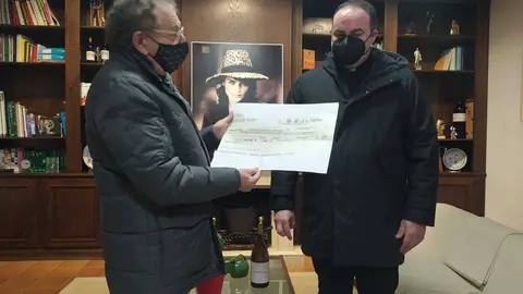 Roberto Verino hace entrega del tal&oacute;n al p&aacute;rroco verinense &Oacute;scar Mart&iacute;nez. | FOTO: Xos&eacute; Lois Colmenero.