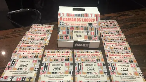 Folletos e unha das urnas espalladas polos comercios da Mezquita na campa&ntilde;a do 2020.