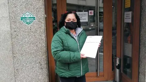 A voceira da Plataforma en Defensa da Sanidade P&uacute;blica de Monterrei, Aurora Sola, entregando os formularios das sinaturas.