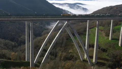 Pruebas de carga realizadas en las &uacute;ltimas horas en el viaducto de Teixeiras, en Laza. | FOTO: AGC.