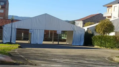 Carpas instaladas na zona do toural para a recollida das mostras de saliva.
