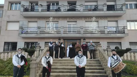 Los ancianos del asilo verinense tambi&eacute;n recibieron ayer una visita, la de cuatro integrantes de la Banda Nova Era. | FOTO: Alejandro Nieves.