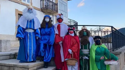As s&uacute;as maxestades, na Praza da Picota lazana.