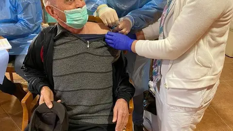 Uno de los residentes de Montebarrio, recibiendo la primera de las dosis de la vacuna.