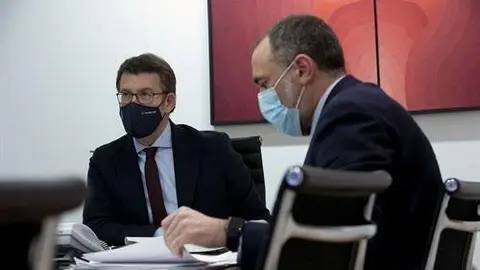 Feij&oacute;o e Comesa&ntilde;a, nunha das reuni&oacute;ns do comit&eacute; cl&iacute;nico.