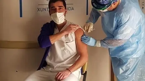 Carlos G&oacute;mez, uno de los enfermeros del hospital, recibe la vacuna da manos de su colega de profesi&oacute;n Luis Enrique Lorenzo. | FOTO: Cedida.