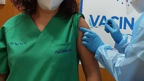 A doutora Carmen Sola P&eacute;rez, do ambulatorio de Ver&iacute;n, recibe a primeira dose da vacina. | FOTO: Cedida.