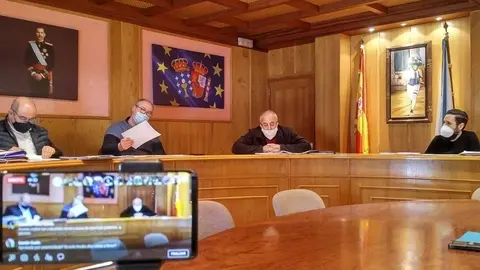 Los cinco protagonistas del pleno de este jueves en Laza: "Moncho", a la izquierda; el secretario Llorente, Don Jes&uacute;s Blanco y Jorge Lorenzo. En primera instancia, el m&oacute;vil-c&aacute;mara. | FOTO: Xos&eacute; Lois Colmenero.