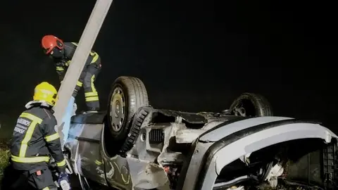 Estado del veh&iacute;culo en el que viajaba el joven fallecido tras impactar contra el poste el&eacute;ctrico en Tamaguelos.