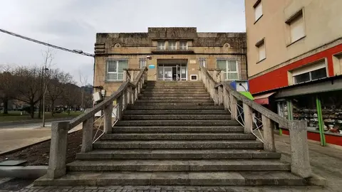 Entrada &aacute;s oficinas de Extensi&oacute;n Agraria, na vella praza de abastos. | FOTO: Xos&eacute; Lois Colmenero.