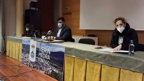 Diego Lourenzo e Rosario Rodr&iacute;guez, alcalde en funci&oacute;ns e tenente de alcalde, estudan a adopci&oacute;n de medidas de &aacute;mbito municipal para a contenci&oacute;n da pandemia na vila. | FOTO: Xos&eacute; Lois Colmenero.