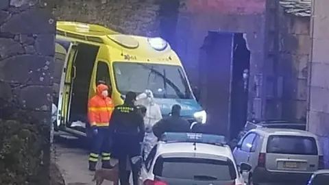 Personal del 061 y agentes de la Guardia Civil custodian el cuerpo del vecino de Manzalvos fallecido.