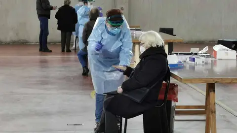 El pasado martes, 276 personas se sometieron a un cribado en el municipio de O&iacute;mbra. | FOTO: Xos&eacute; Lois Colmenero.