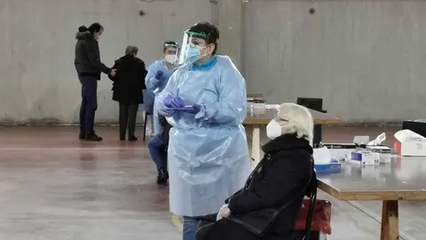 En el cribado de O&iacute;mbra participaron este martes 276 personas. | FOTO: Xos&eacute; Lois Colmenero.