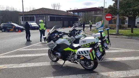 Control de la Guardia Civil de Tr&aacute;fico de Ver&iacute;n en la frontera de Feces de Abaixo (Ver&iacute;n). | FOTO: Guardia Civil.