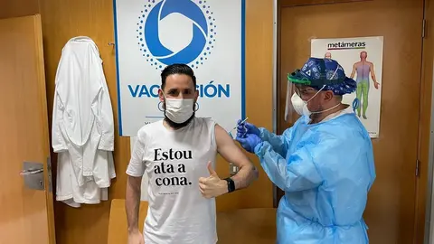 Jorge Lorenzo, un administrativo del hospital, recibiendo su segunda dosis.