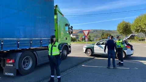 Control de agentes de Tr&aacute;fico de la Guardia Civil de Ver&iacute;n en la Nacional 525 a la altura de Albarellos (Monterrei). | FOTO: Guardia Civil.