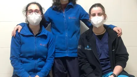 Dende a esquerda, Carolina Outomuro, Mar&iacute;a Xes&uacute;s Blanco e Helena Pousada, as integrantes do equipo de Albeitar Centro Veterinario.