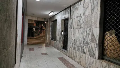 Portal del n&uacute;mero 89 de Luis Espada. En uno de sus primeros tuvo lugar la celebraci&oacute;n. | FOTO: Xos&eacute; Lois Colmenero.