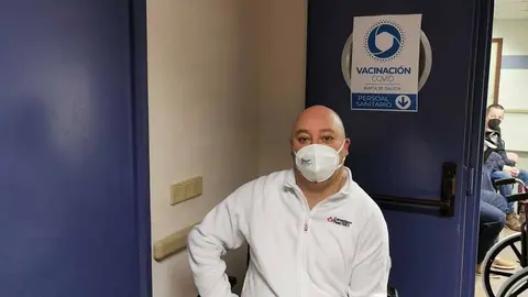 Eduardo Atanes, esperando a que se cumpliesen los 15 minutos de espera tras recibir la primera dosis de la vacuna. | FOTO: Xos&eacute; Lois Colmenero.