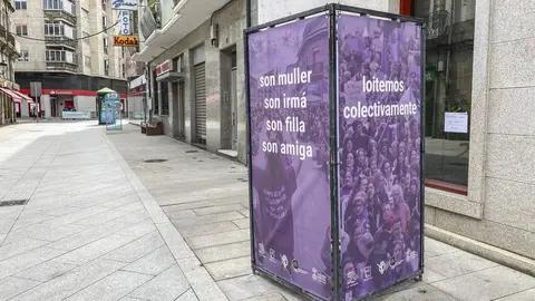 Un dos t&oacute;tems que xa est&aacute; instalados nas r&uacute;as de Ver&iacute;n.