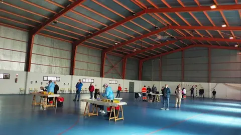 Cribado realizado este mi&eacute;rcoles en el pabell&oacute;n deportivo de A Mezquita. | FOTO: M. Ceballos.