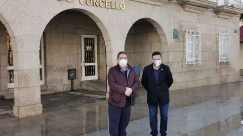 Gerardo Seoane y Manuel Campos, poco antes de la reuni&oacute;n en la Casa do Concello de Ver&iacute;n. | FOTO: Xos&eacute; Lois Colmenero.