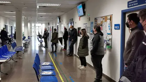 Los primeros en llegar a la sala de consultas del Hospital de Ver&iacute;n para recibir la vacuna. | FOTO: Xos&eacute; Lois Colmenero.