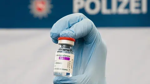 Dose da vacina AstraZeneca. | Foto: Julian Stratenschulte/dpa.