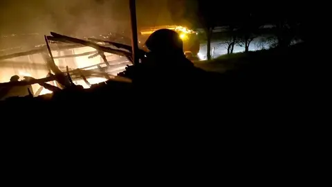Un operario del GES de A Gudi&ntilde;a intenta apagar las llamas. | FOTO: Cedida.