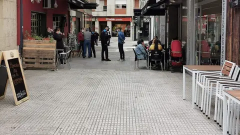 Momento en el que la Polic&iacute;a Local invita a recoger las terrazas de la calle Montemayor. | FOTO: Xos&eacute; Lois Colmenero.