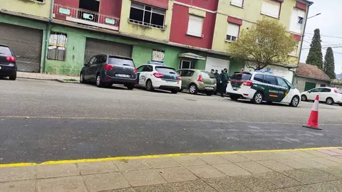Agentes de la Guardia Civil, trasladando al presunto autor de los hechos. | FOTO: M. Ceballos.
