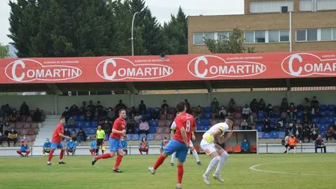 Ver&iacute;n-f&uacute;tbol-Un visitante se protege del disparo del local Beto.