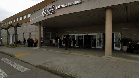 Colas para a vacina no hospital de Ver&iacute;n, correspondentes a outra franxa de idade. | FOTO: Xos&eacute; Lois Colmenero.