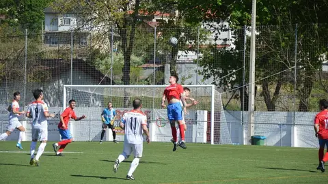 Ver&iacute;n-f&uacute;tbol-Guede golpea de cabeza un bal&oacute;n en el &aacute;rea rival.