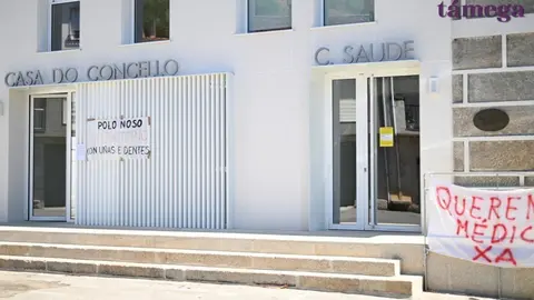 Entrada &aacute; Casa do Concello e ao centro de sa&uacute;de de Monterrei, en Albarellos. | FOTO: Noelia Caseiro.