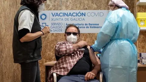 Un hombre recibe la vacuna de AstraZeneca durante la campa&ntilde;a de vacunaci&oacute;n masiva que se lleva a cabo estos d&iacute;as en el recinto ferial Expourense, este mi&eacute;rcoles en Ourense. EFE/Brais Lorenzo