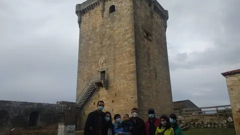 Participantes nunha visita guiada &aacute; acr&oacute;pole de Monterrei. | FOTO: Cedida.