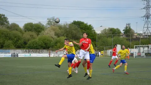 F&uacute;tbol-Ver&iacute;n-Pana pelea por un bal&oacute;n ante dos rivales industriales.