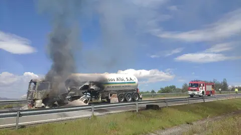 VER&Iacute;N-sucesos-arde cabeza tractora de un tr&aacute;iler en la autov&iacute;a