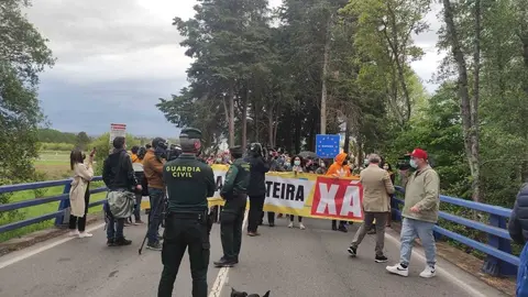 Manifestantes en Feces de Abaixo, sen poder avanzar. | FOTO: M. Ceballos.