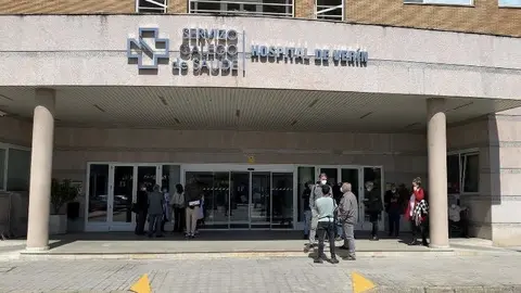 Entrada principal al hospital de Ver&iacute;n. | FOTO: M. D.