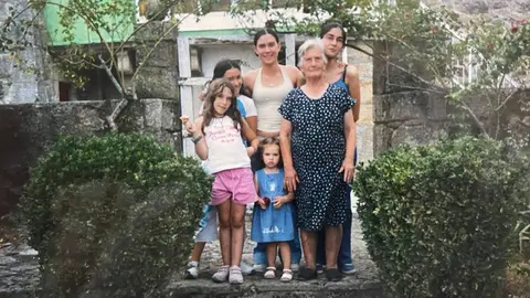 Gloria con algunha das s&uacute;as netas. | FOTO: M. Ceballos