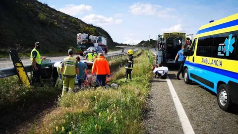 Efectivos sanitarios atendendo aos feridos. | FOTO: Cedida
